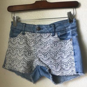 Blue jean shorts with white lace and frade bottoms